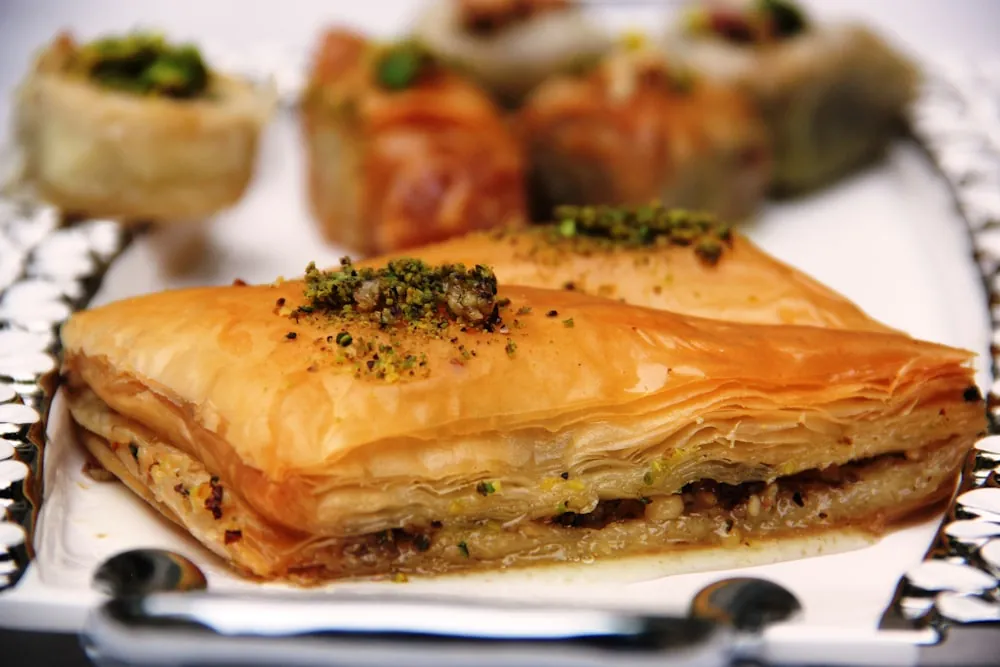 Baklava mit Pistazien als türkisches Dessert