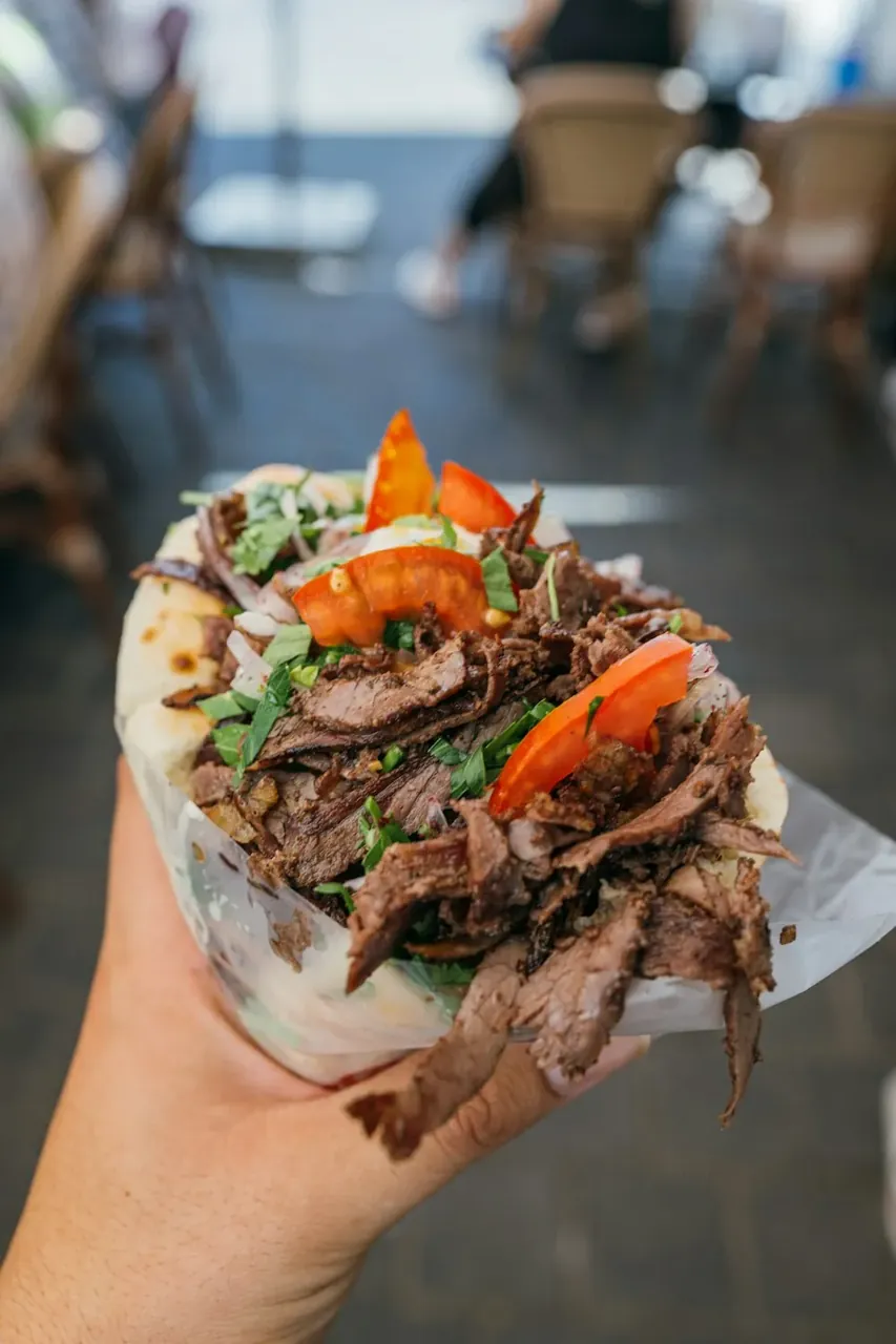 Steak Döner Teller mit Fladenbrot und Salat im Saray Krefeld