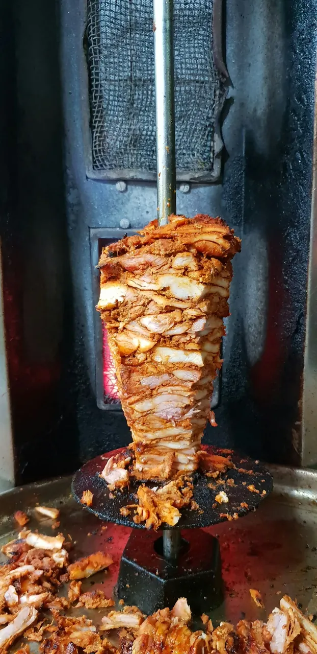 Frisch geschnittener Döner vom Drehspieß im Saray Schnellrestaurant Krefeld