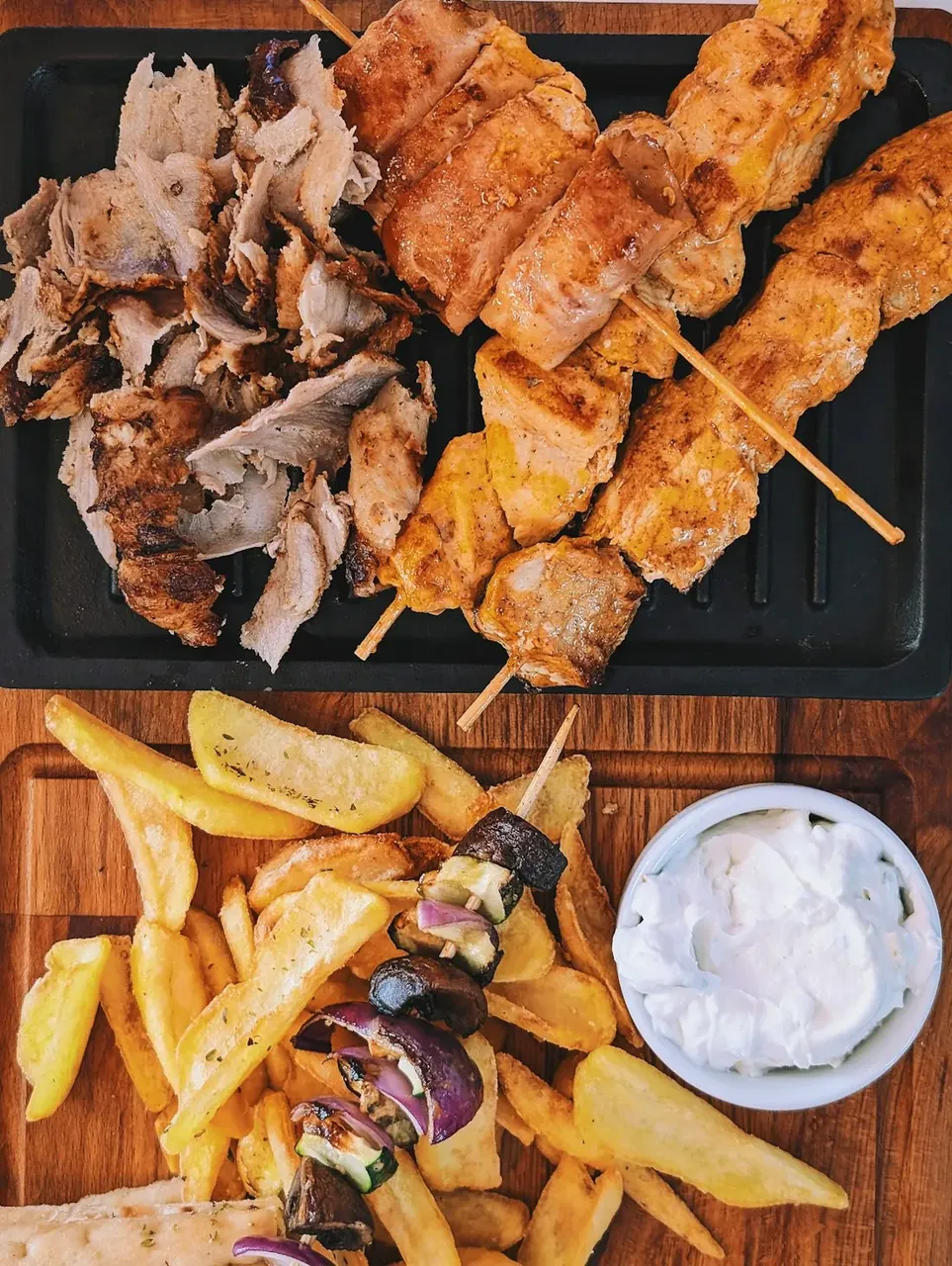 Snacks mit Pommes, Falafel und Dips im Saray Krefeld