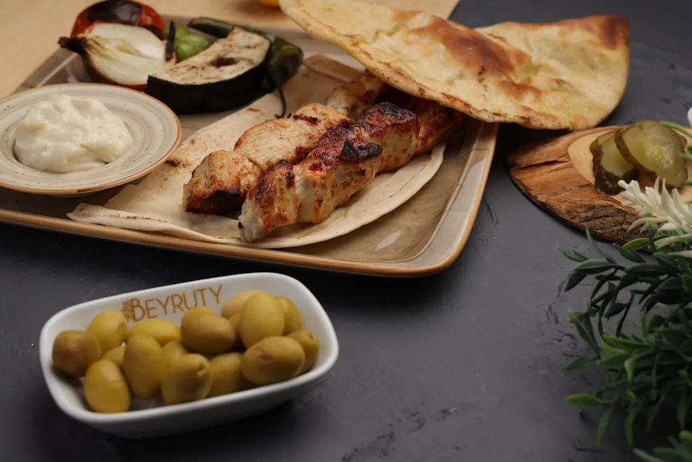Gegrillte Fleischspieße mit Fladenbrot im Saray Krefeld