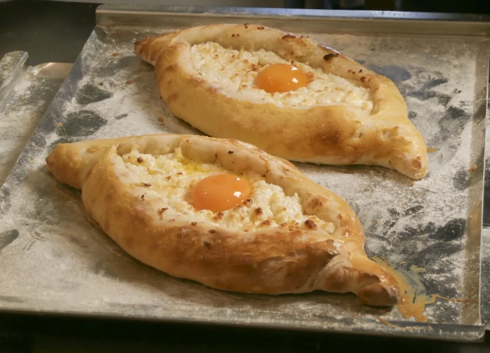 Türkische Pide mit Ei frisch aus dem Ofen im Saray Krefeld