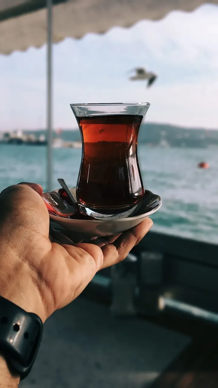 Türkischer Çay im Teeglas im Saray Restaurant Krefeld